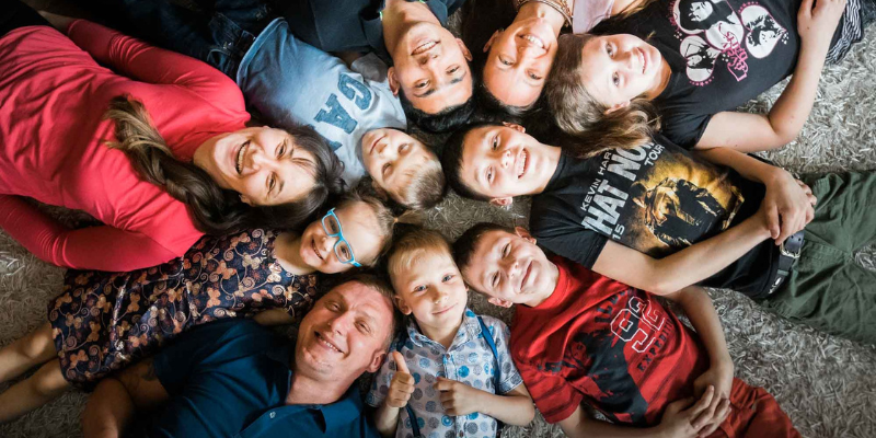 kids-laying-in-circle